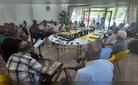 Ulu Çınarlar Korosu geçmişin ezgilerini sahneye taşıdı, gönüllere dokundu