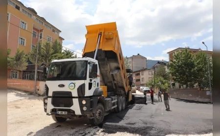 Kumru ilçe merkezinde sıcak asfalt çalışmaları başladı, kamu kurumlarına ulaşım kolaylaşıyor