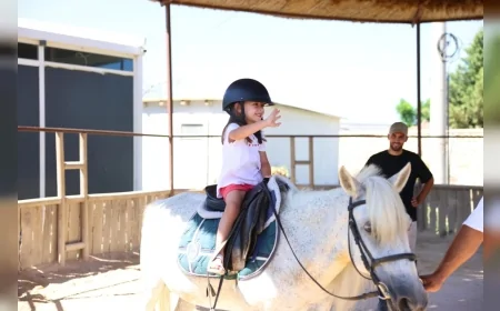 Çeşme’de özel gereksinimli çocuklar at çiftliği gezisinde keyifli anlar yaşadı
