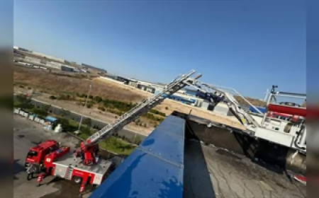 İzmir ALOSBİ’deki demir-çelik fabrikası yangını itfaiyenin hızlı müdahalesiyle büyümeden söndürüldü