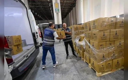 İzmir Büyükşehir Belediye Başkanı Cemil Tugay: "Komşusu açken tok yatamayan bir kültürden geliyoruz" – 50 bin haneye gıda desteği başladı