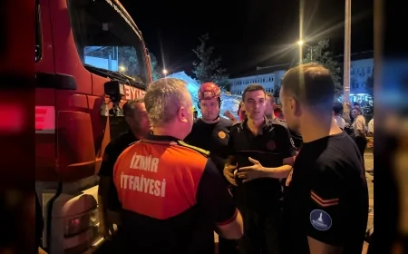 İzmir İtfaiyesi, Sındırgı depremi sonrası Balıkesir’de arama kurtarma çalışmalarına destek veriyor