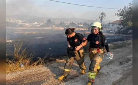 Menemen’de ot yangını hızla büyüdü, ekipler fabrikalara ulaşmadan söndürdü