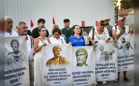 Antalya Müzesi için kültür nöbetinde “Yıkmayın, güçlendirin” çağrısı öne çıktı