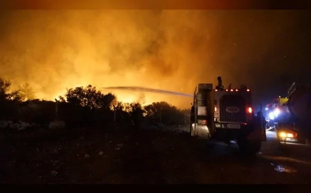 İzmir’de Buca’dan Gaziemir’e Ulaşan Yangında İtfaiye Yerleşim Alanlarını Koruma Mücadelesi Veriyor