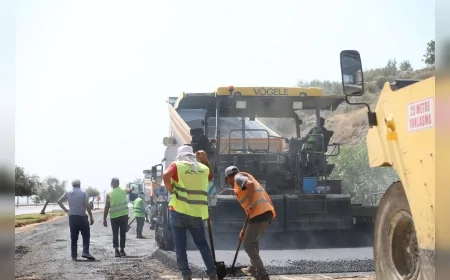 Kepez Belediyesi Alparslan Türkeş Bulvarı’nda 800 ton sıcak asfalt çalışması yaptı