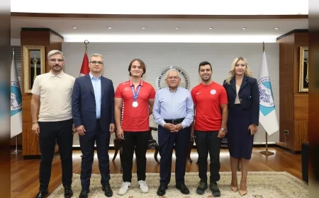Başkan Büyükkılıç, Dünya Şampiyonu okçu Yunus Emre Arslan’ı makamında ağırladı