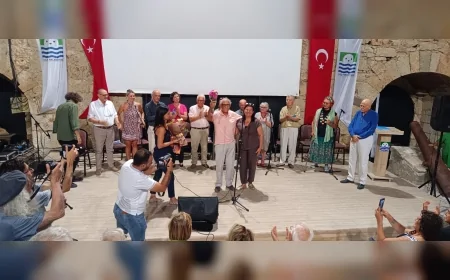 Foça’da Ataol Behramoğlu’nun Adı Yaşadığı Sokağa Verildi, Onur Gecesi Beşkapılar Kalesi’ni Doldurdu