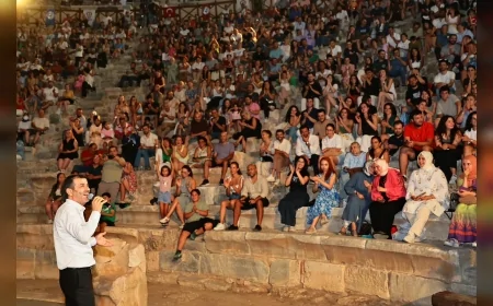 Laodikya Antik Kenti’nde düzenlenen senfonik Neşet Ertaş konseri binlerce sanatseveri tarihi atmosferde buluşturdu