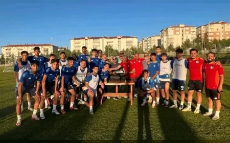 Erzurumspor FK U-19 Takımına Dernek Başkanlarından Moral Ziyareti ve Şampiyonluk Mesajı