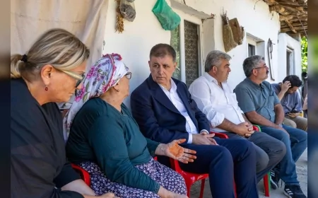 İzmir Büyükşehir Belediye Başkanı Cemil Tugay,  Yangında Hayatını Kaybeden Orman Görevlisi Ragıp Şahin’in Ailesini Ziyaret Etti