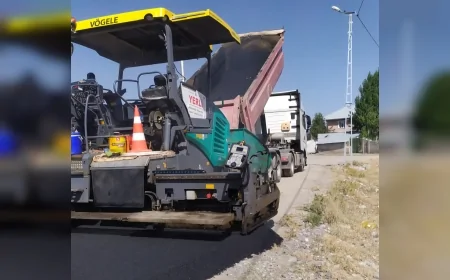 Ağrı Belediyesi asfalt çalışmalarını hızlandırdı: Kentin her noktasına eşit hizmet hedefi