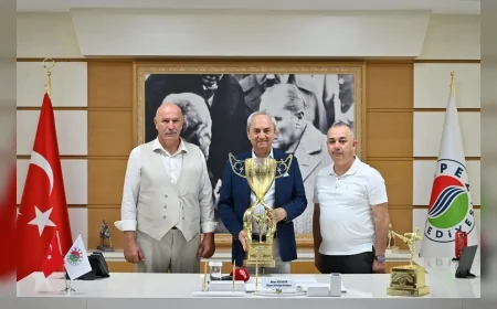 Kepez’de Kick Boks Şampiyonlar Galası öncesi sporcular Başkan Kocagöz’ü ziyaret etti