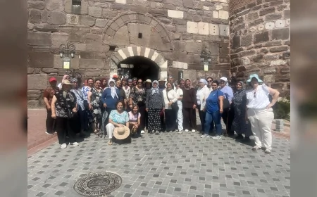 Denizli’nin Acıpayam ilçesinden kadınlar 30 Ağustos öncesi Anıtkabir’i ziyaret etti