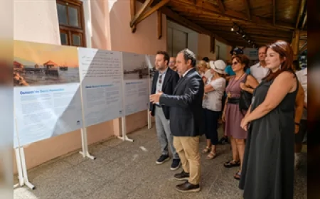 İzmir’de deniz hamamlarını konu alan ilk sergi APİKAM’da açıldı