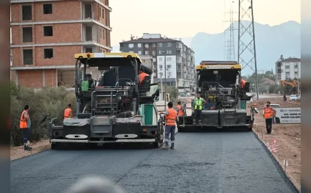 Antalya Büyükşehir ve Kepez Belediyesi ortak çalışmasıyla Zeytin Dalı Şehitleri Caddesi asfaltlanıyor