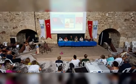 Foçalı yazarlar tarihi Beşkapılar Kalesi’nde söyleşide buluştu, edebiyat ve müzik dolu gece yaşandı