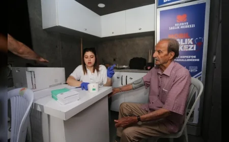 Kepez Belediyesi, Huzurevi sakinlerine mobil sağlık aracıyla göz taraması yaptı