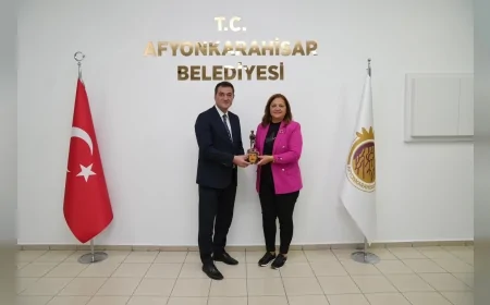 Giresun Belediye Başkanı Fuat Köse, Zafer Haftası kapsamında Afyonkarahisar’da Başkan Burcu Köksal ile buluştu