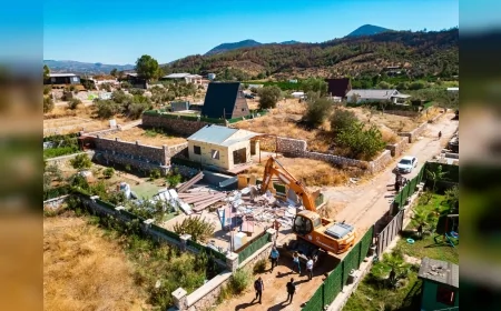 Seferihisar Belediyesi tarım arazilerinde izinsiz yapılan hobi bahçelerindeki kaçak yapıları yıkıyor