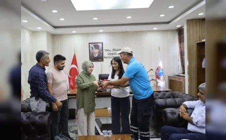 Ağrı Belediyesi temizlik işçisi bulduğu altın ve paraları sahibine teslim etti