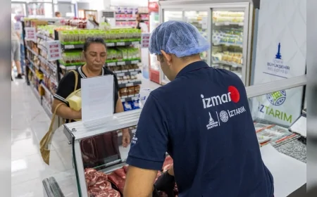 İzmir Büyükşehir’in uygun fiyatlı market zinciri İZMAR, Bayraklı’da açılan 10’uncu şubesiyle büyümeye devam ediyor