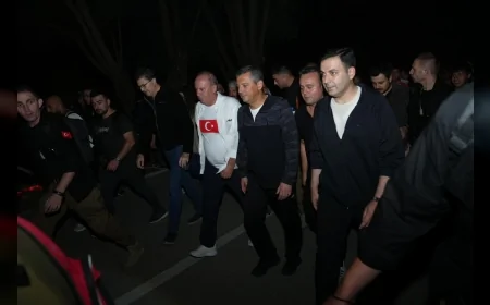 Giresun Belediye Başkanı Fuat Köse, CHP Genel Başkanı Özgür Özel ile Zafer Yürüyüşü’nde Kocatepe’ye yürüdü