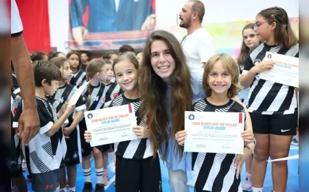 Çeşme Belediyesi Yaz Spor Okulu sertifika töreninde minik sporcular hünerlerini sergiledi