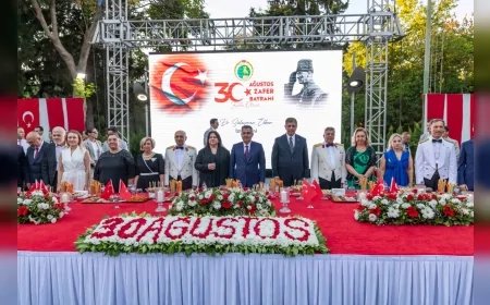 İzmir’de 30 Ağustos Zafer Bayramı resepsiyonu: Başkan Tugay konuklarla buluştu, Vali Elban’dan “Cumhuriyet’e sahibiz” vurgusu