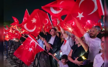 İzmirliler 30 Ağustos coşkusunu İEF Çim Konserleri’nde Edis ve Ali Altay’la kutladı