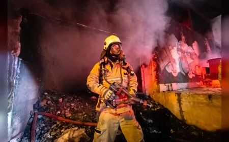 İzmir Konak’ta çıkan yangında itfaiye ekipleri iki kişiyi kurtardı