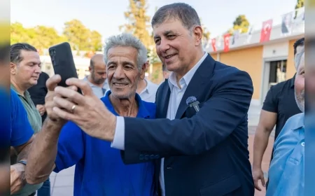 İzmir Büyükşehir Belediyesi Başkanı Cemil Tugay, restore edilen Kültürpark Göl Gazinosu’nu işçilerle birlikte açtı