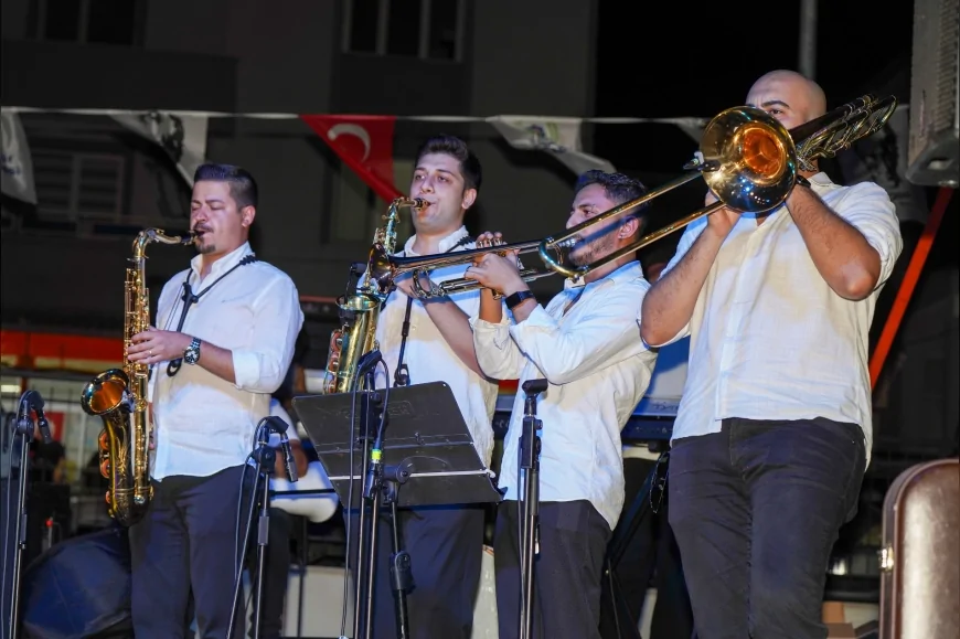 Gaziemir Yaz Konserleri ağustos boyunca sürecek: Müzik ve tiyatro ilçenin dört bir yanında