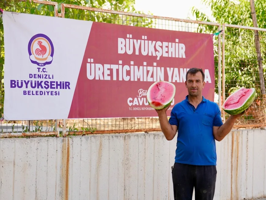 Denizli Büyükşehir Belediyesi karpuz üreticisinin ürününü satın alarak ihtiyaç sahiplerine dağıttı