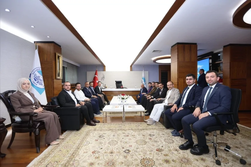Başkan Büyükkılıç, gençlik kolları başkanı İbiş ile Kayseri’nin genç odaklı projelerini görüştü