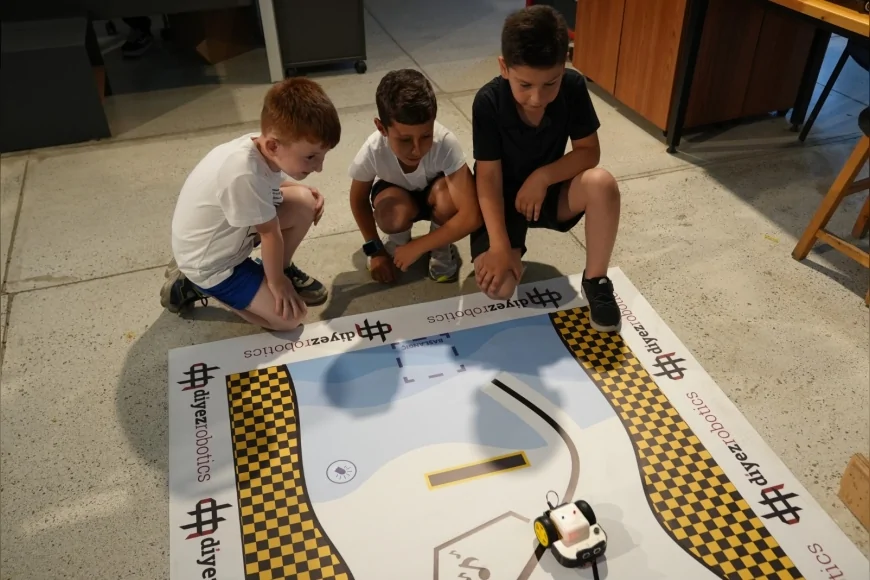 FabrikaLab İzmir ve Diyez Robotics iş birliğiyle düzenlenen RoboCup etkinliği, İzmirli çocukları robotik dünyasıyla tanıştırdı