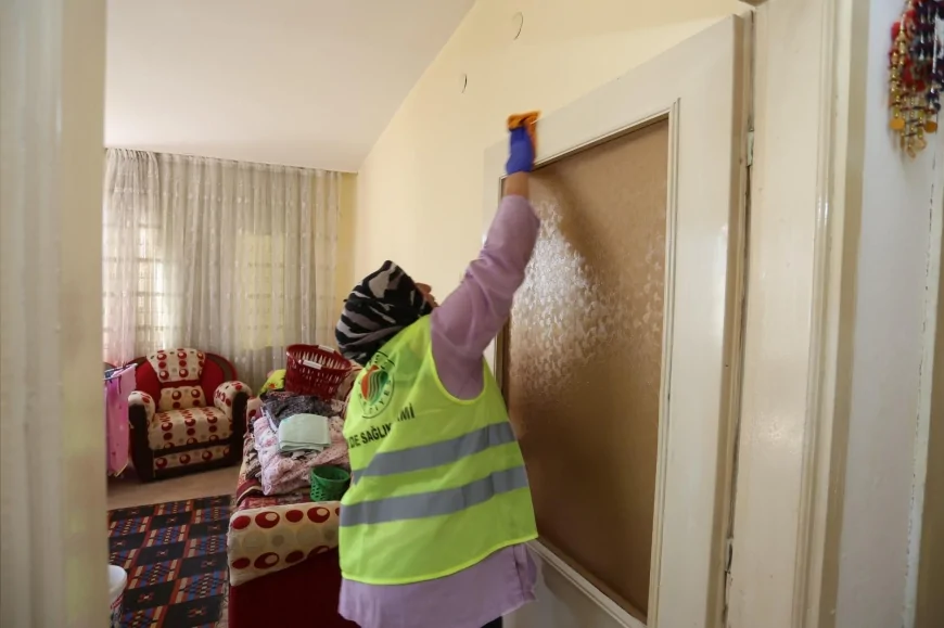 Yalnız yaşayan vatandaşın evi temizlendi, Kepez Belediyesi sosyal destek hizmetini genişletiyor