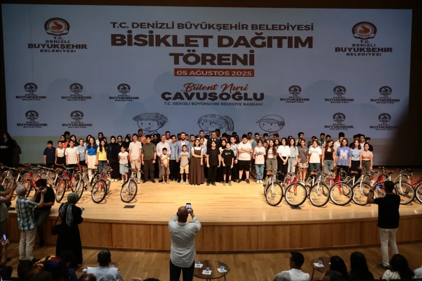 Denizli'de 615 Başarılı Ortaokul Öğrencisine Bisiklet Hediye Edildi