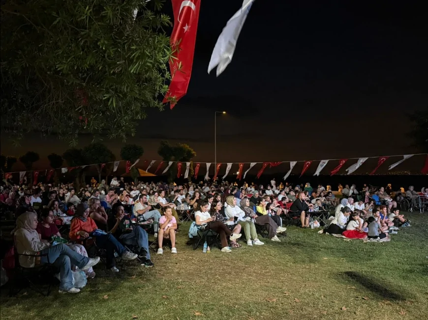 Yalova’da nostalji dolu açık hava sinema gecesi binlerce kişiyi buluşturdu