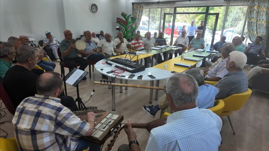 Ulu Çınarlar Korosu geçmişin ezgilerini sahneye taşıdı, gönüllere dokundu