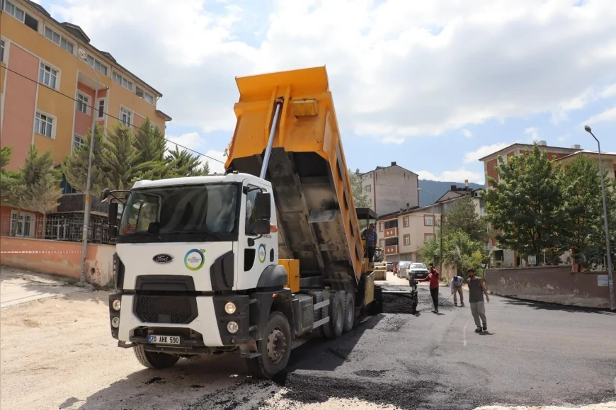 Kumru ilçe merkezinde sıcak asfalt çalışmaları başladı, kamu kurumlarına ulaşım kolaylaşıyor
