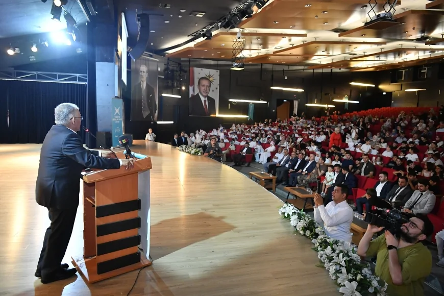 Kayseri’de TÜGVA Ortaokul Yaz Okulu kapanış programı Kadir Has Kültür Merkezi’nde yapıldı