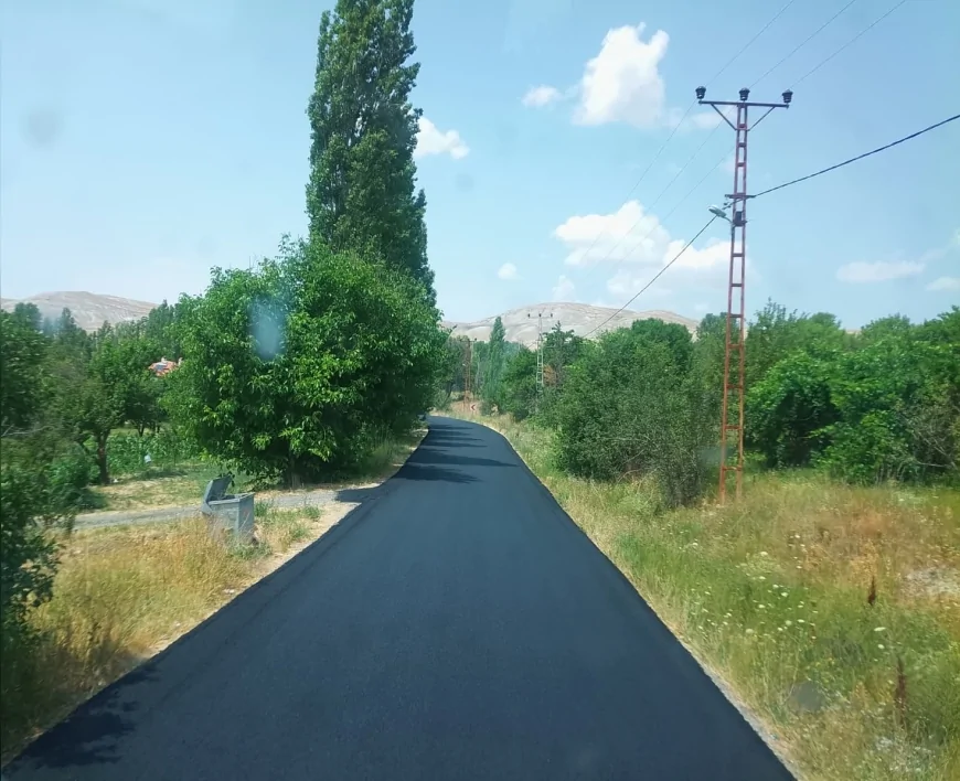 Akkışla–Ganişeyh yolu 1500 metrelik sıcak asfalt çalışmasıyla yenilendi