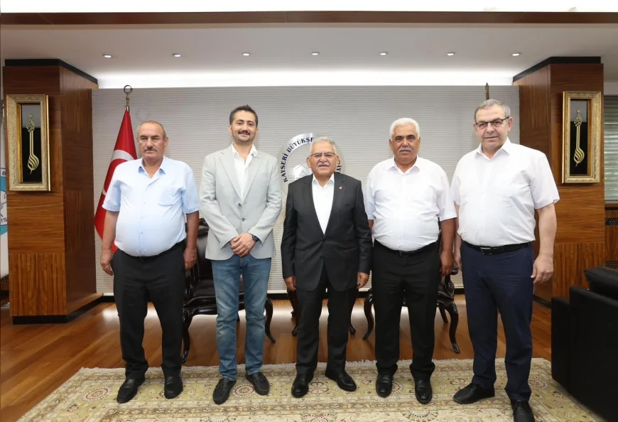 Kayseri Büyükşehir Belediye Başkanı Memduh Büyükkılıç, farklı kesimlerden yoğun ziyaretçilerle bir araya geldi