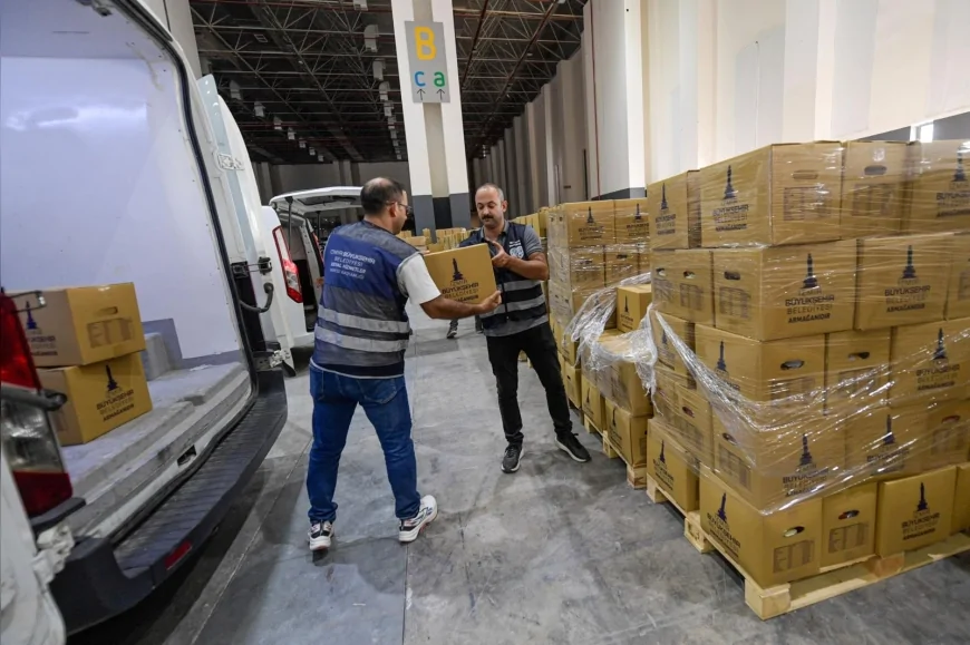İzmir Büyükşehir Belediye Başkanı Cemil Tugay: "Komşusu açken tok yatamayan bir kültürden geliyoruz" – 50 bin haneye gıda desteği başladı