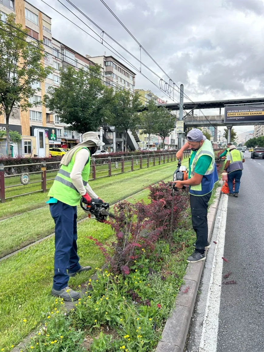 Kayseri’de park, bahçe ve orta refüjlerde bakım ve peyzaj çalışmaları hız kesmiyor