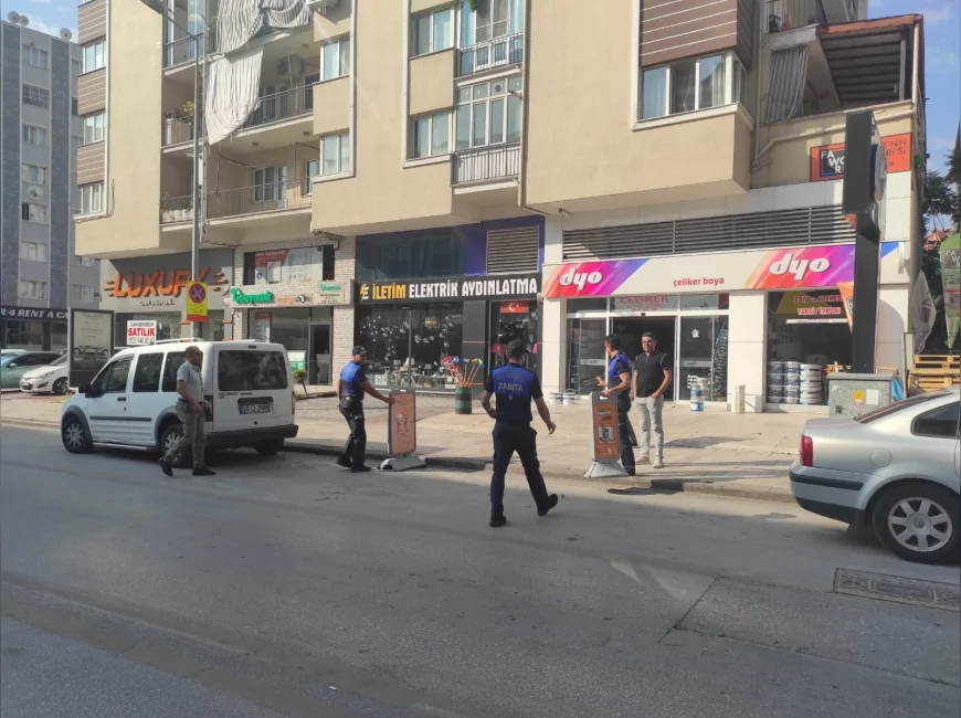 Denizli’de kaldırımları işgal eden engellere karşı zabıta denetimleri sürüyor