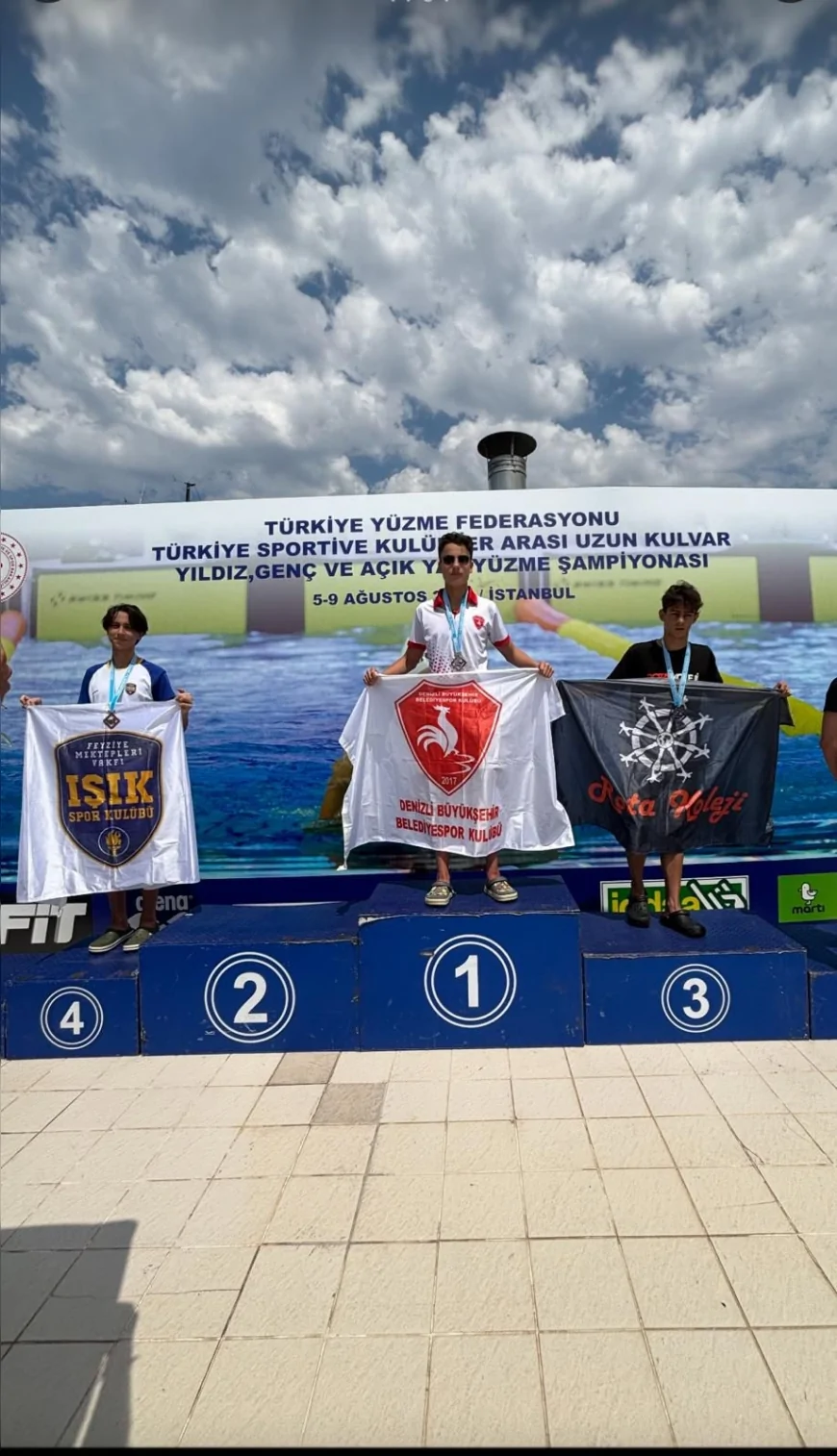Denizlili yüzücü Mehmet Sarhanlı 100 ve 200 metre sırtüstünde Türkiye şampiyonu oldu