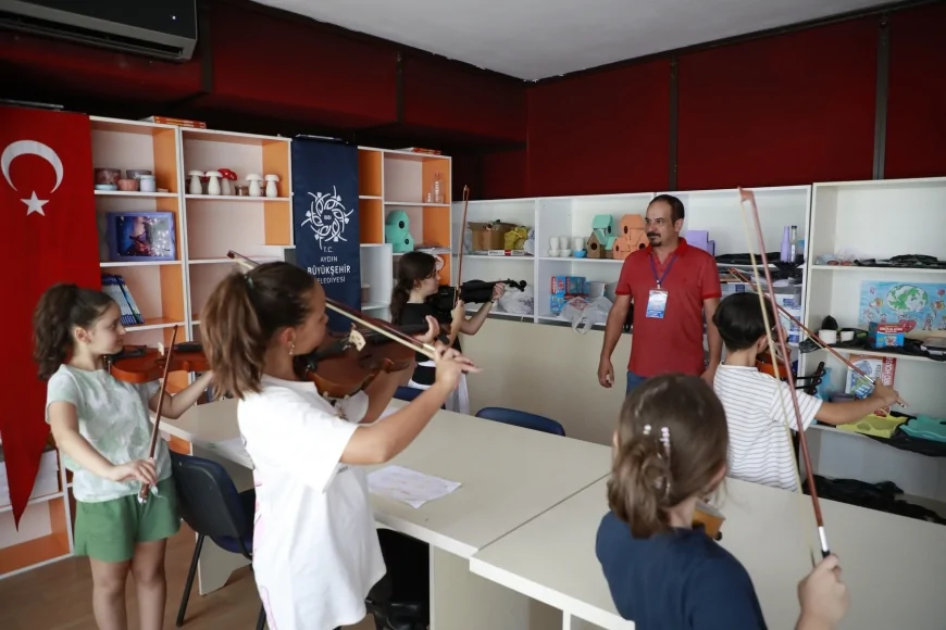 Aydın’da Minikler Ücretsiz Keman Kurslarında Notalarla Tanışıyor