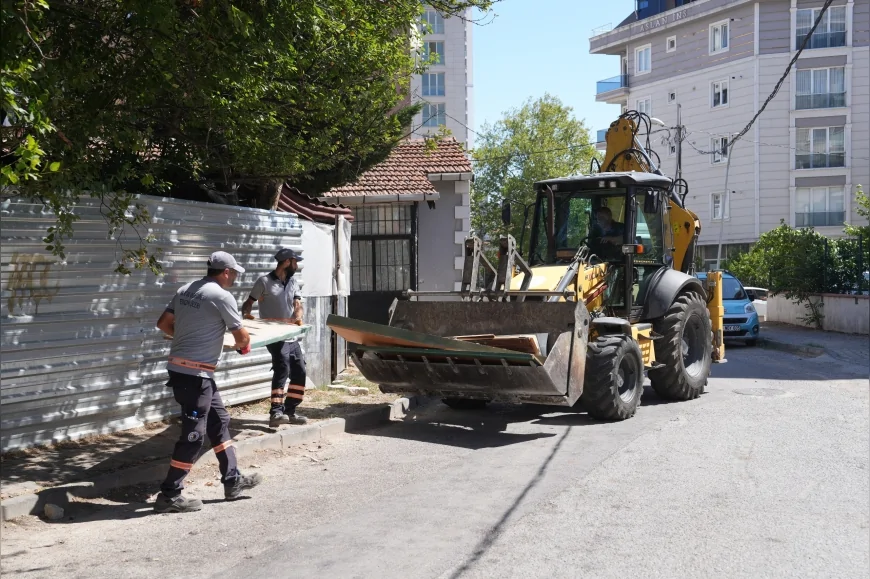 Kartal Belediyesi yaz temizlik seferberliği başlattı, aşırı sıcaklarda halk sağlığı ve çevre için yoğun mesai yürütülüyor